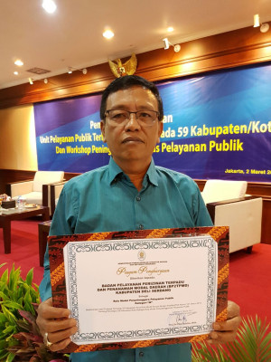 Ir. Kamaluddin, MMA memegang piagam penghargaan Role Model Kategori A